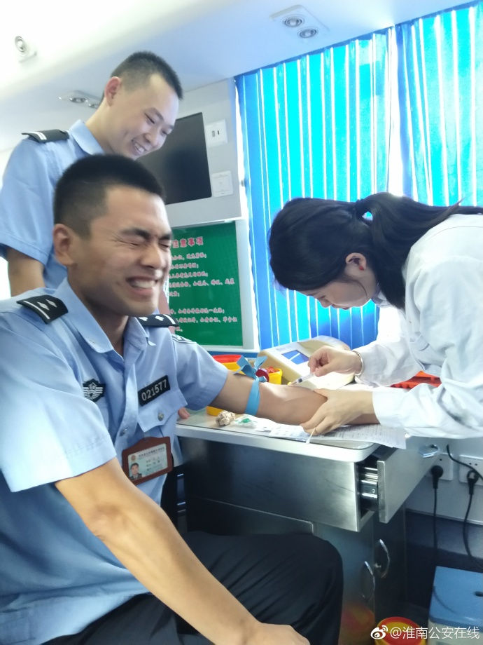 疼skr人！警察在移動獻血車上的表情包亮了