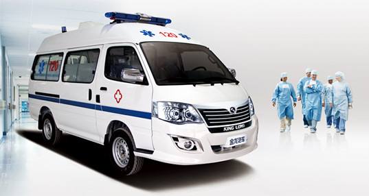 命懸一線牽動人心，救護車臨危不亂治病救人_
