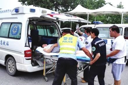 命懸一線牽動人心，救護車臨危不亂治病救人_